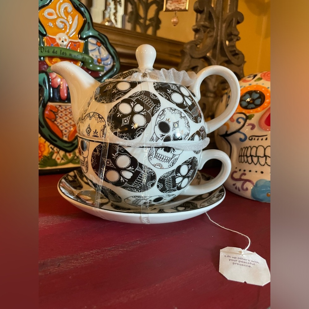 PARK CHATEAU NWOT Tea For 1 Sugar Skulls Teapot/Teacup Duo